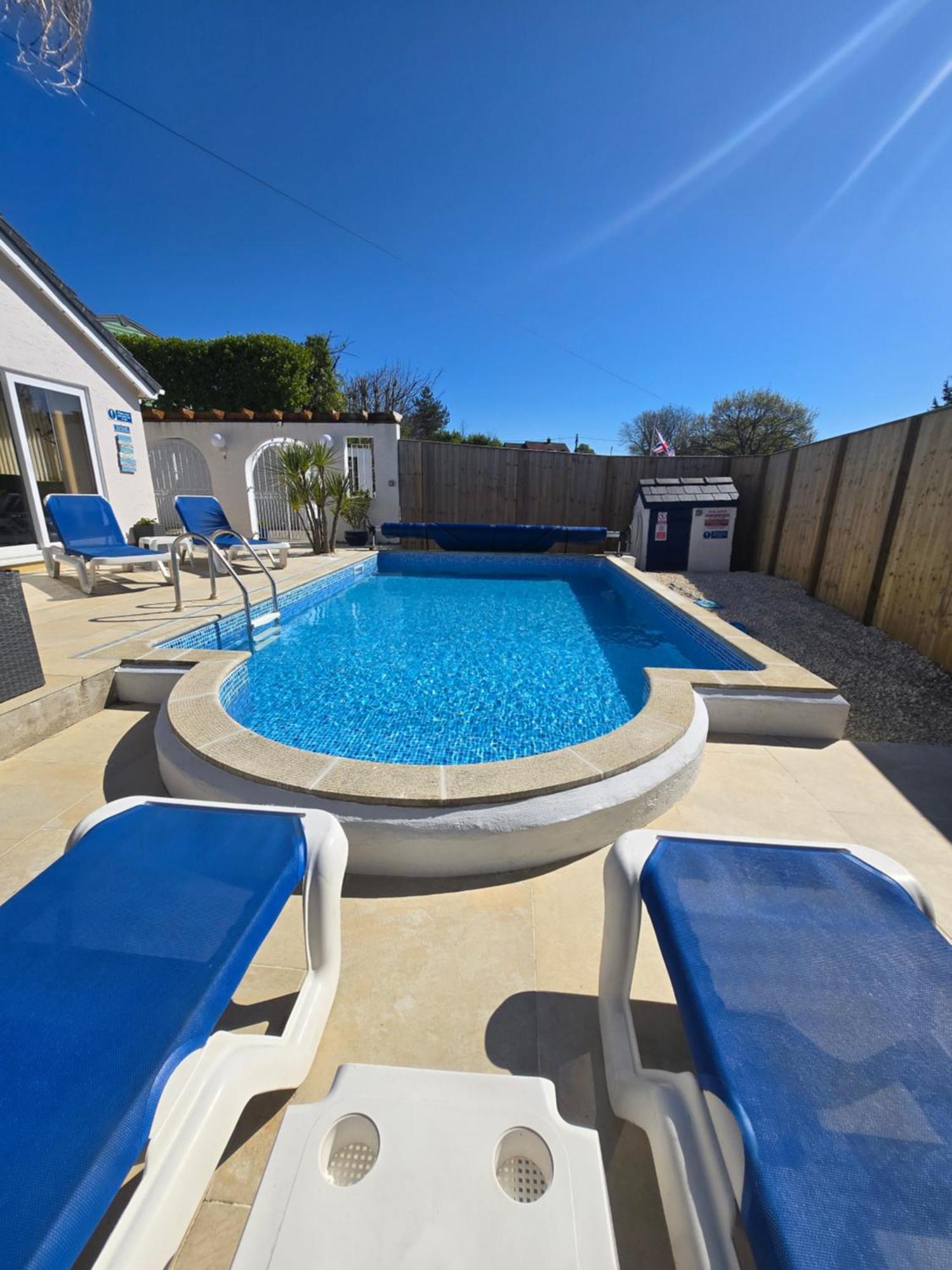 Family Bungalow With Private Pool Kilgetty Exterior foto